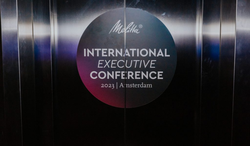 Melitta International Executive Conference Aufkleber auf Aufzugtür