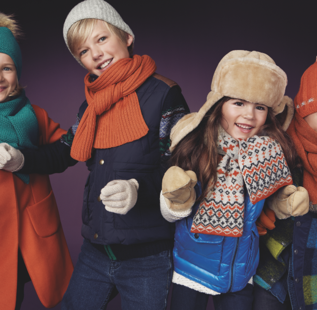 Roeckl Handschuhe & Accessoires: Kids Shooting Winter, wild tobende Kinder mit Mützen, Schals und Handschuhen